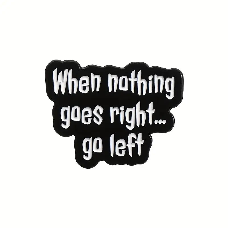 Schwarzer Pin mit weißem Text When Nothing Goes Right Go Left in handschriftlicher Schrift